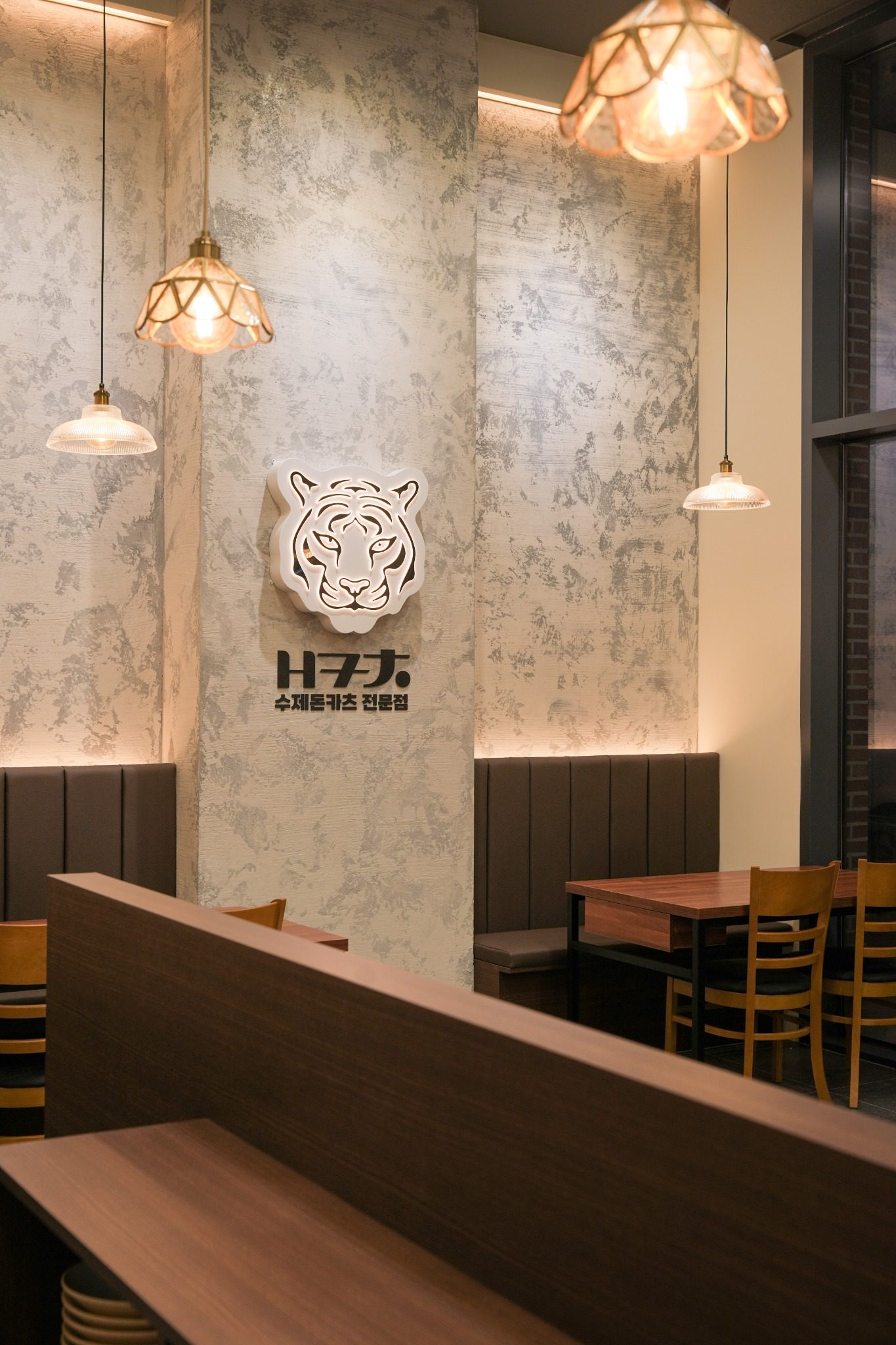 펜던트 조명과 벤치 시팅